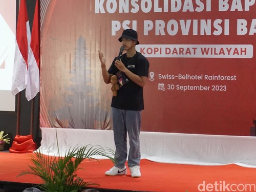 Ketum PSI Kaesang Pangarep saat bertemu dengan kader PSI di Bali.