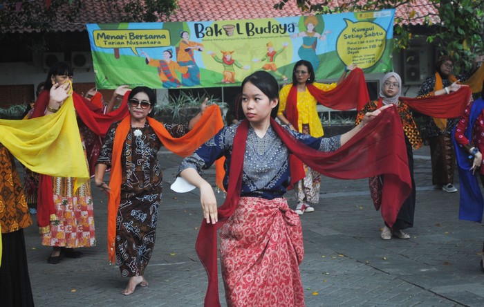 Komunitas Bakul Budaya menggelar acara menari massal Komunitas Bakul Budaya menggelar acara menari massal