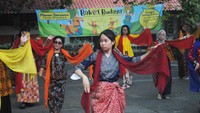 Para penari Bakul Budaya yang biasanya tiap pentas selalu berbusana kebaya, pada hari ini mengganti dengan busana berbahan kain batik. Foto: Doc. Bakul Budaya