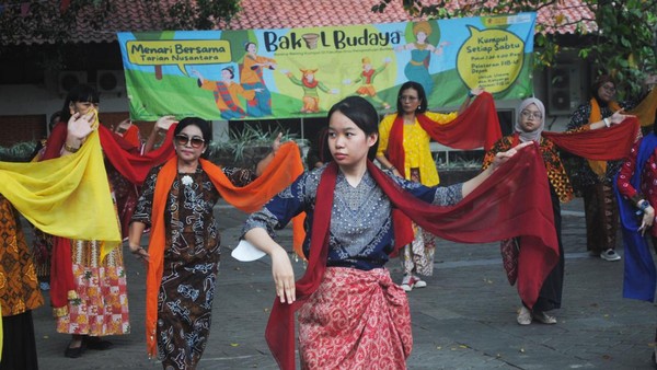 Hari Batik Nasional, Komunitas Bakul Budaya Gelar Acara Menari Massal