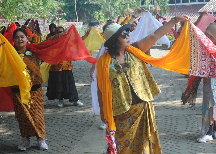 Komunitas Bakul Budaya menggelar acara menari massal Komunitas Bakul Budaya menggelar acara menari massal