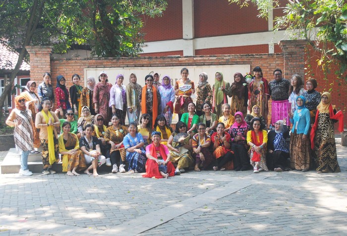 Komunitas Bakul Budaya menggelar acara menari massal Komunitas Bakul Budaya menggelar acara menari massal