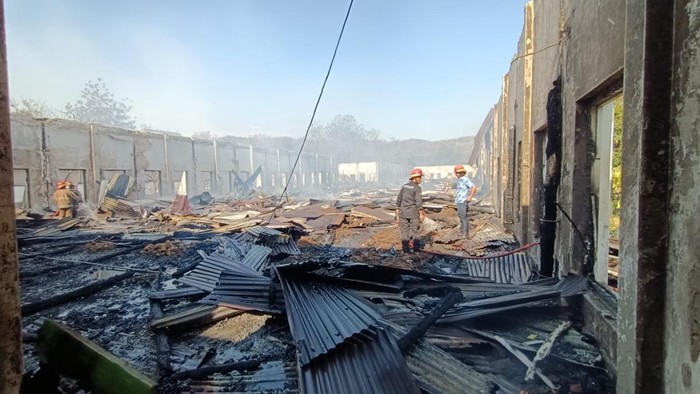 Kondisi gudang yang terbakar di Prambanan, Sleman, Sabtu (30/9/2023).