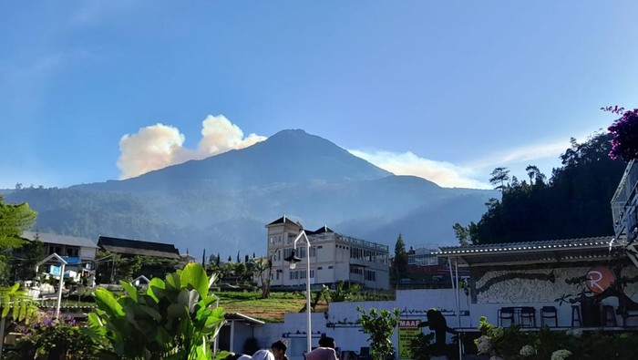 Kondisi Gunung Lawu dari Kecamatan Tawangmangu, Karanganyar, Sabtu (30/9/2023).