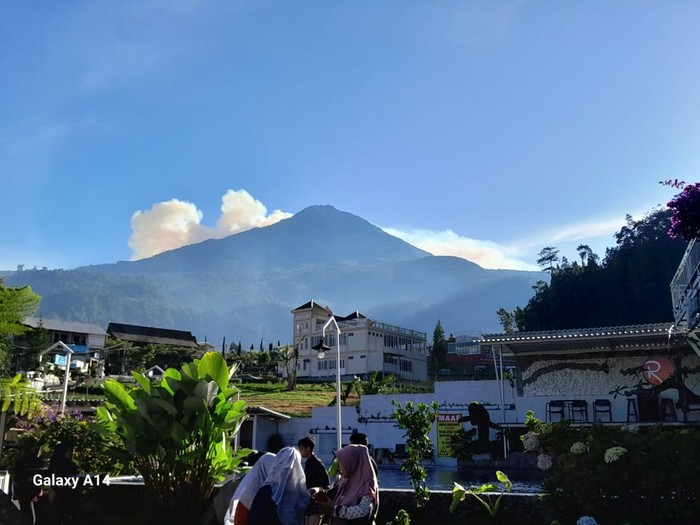 Kondisi Gunung Lawu dari Kecamatan Tawangmangu, Karanganyar, Sabtu (30/9/2023).