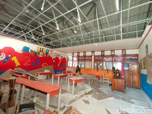 Siswa SD di Polman Ngungsi Belajar ke Musala-Kantin gegara Atap Kelas Ambruk