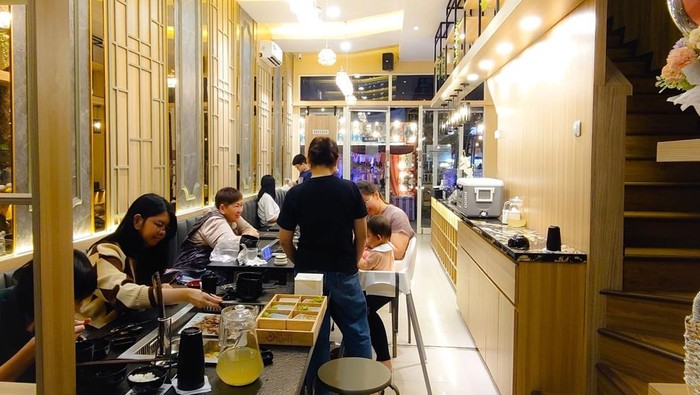 Industri kuliner terus berkembang dengan berbagai macam pilihan makanan yang menggugah selera. Salah satu konsep kuliner tetap populer sampai saat ini adalah shabu/Hotpot dan Grill dengan free pijat relaksasi.