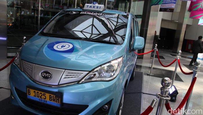 Melihat Dua Taksi Canggih Bluebird di Hub Space 2023 PT Bluebird Group menghadirkan dua mobil canggih dalam agenda Hub Space X KAI Expo 2023. Keduanya merupakan mobil listrik, Sabtu (30/9/2023).