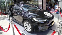 Mobil kedua, berjenis Silverbird. Berbeda dengan mobil pertama, mobil ini diproduksi oleh perusahaan milik orang terkaya di dunia, Elon Musk, yakni Tesla.   