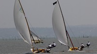 Lomba perahu layar tradisional itu digelar selama dua hari.