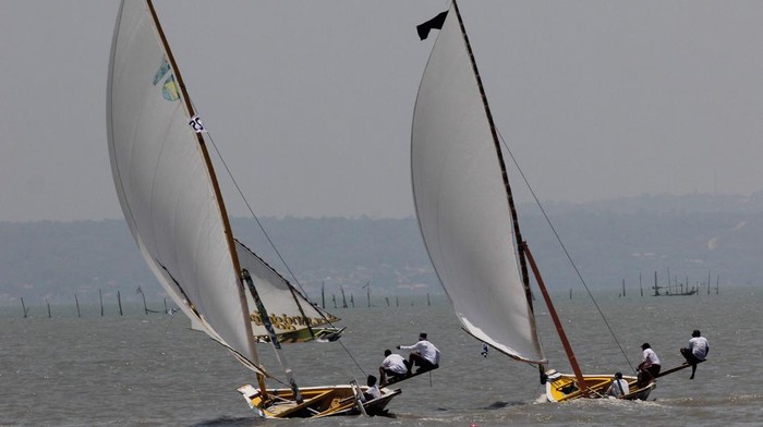 Peserta melajukan perahunya saat mengikuti lomba perahu layar di Pantai Kenjeran Surabaya, Jawa Timur, Sabtu (30/9/2023). Lomba perahu layar tradisional yang digelar selama dua hari itu diikuti 38 tim dari nelayan-nelayan di kawasan Kenjeran dan sekitarnya. ANTARA FOTO/Didik Suhartono/rwa.