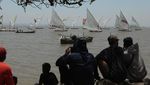 Melihat Serunya Lomba Perahu Layar Tradisional di Surabaya