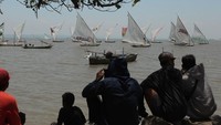 Warga menyaksikan lomba perahu layar di Pantai Kenjeran Surabaya, Jawa Timur, Sabtu (30/9/2023).  