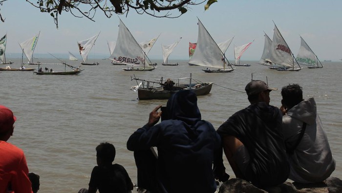 Peserta melajukan perahunya saat mengikuti lomba perahu layar di Pantai Kenjeran Surabaya, Jawa Timur, Sabtu (30/9/2023). Lomba perahu layar tradisional yang digelar selama dua hari itu diikuti 38 tim dari nelayan-nelayan di kawasan Kenjeran dan sekitarnya. ANTARA FOTO/Didik Suhartono/rwa.