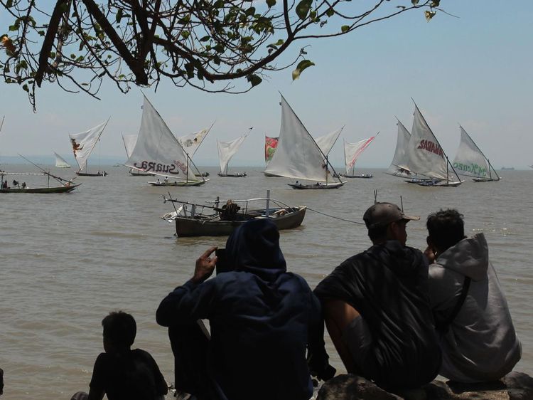 Melihat Serunya Lomba Perahu Layar Tradisional di Surabaya