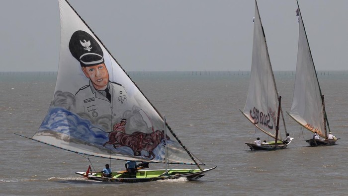 Peserta melajukan perahunya saat mengikuti lomba perahu layar di Pantai Kenjeran Surabaya, Jawa Timur, Sabtu (30/9/2023). Lomba perahu layar tradisional yang digelar selama dua hari itu diikuti 38 tim dari nelayan-nelayan di kawasan Kenjeran dan sekitarnya. ANTARA FOTO/Didik Suhartono/rwa.