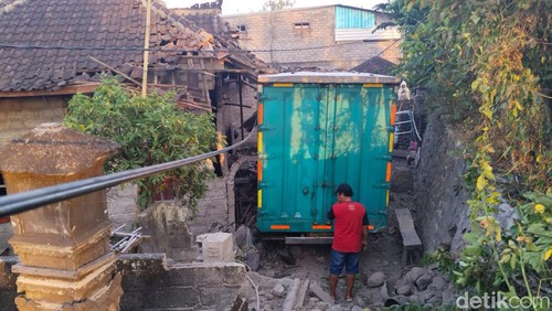 Mobil boks hilang kendali menabrak motor dan rumah warga di Jembrana, Bali.