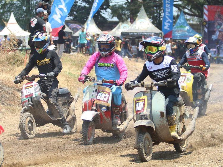 Ngeeng... Adu Hebat Balap Vespa Offroad