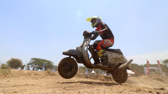 Peserta memacu kecepatan skuternya pada kompetisi Scooter Fun Cross di GOR Jayabaya, Kota Kediri, Jawa Timur, Sabtu (30/9/2023). Scooter Fun Cross merupakan ajang silaturahmi pecinta skuter Vespa modifikasi offroad pada gelaran Kediri Scooter Festival #6. ANTARA FOTO/Prasetia Fauzani/tom.