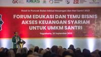 Kepala Eksekutif Pengawas Lembaga Pembiayaan, Perusahaan Modal Ventura, Lembaga Keuangan Mikro dan Lembaga Jasa Keuangan OJK Agusman menyampaikan sambutan pada acara Forum Edukasi dan Temu Bisnis Akses Keuangan Syariah untuk UMKM Santri di UIN Sunan Kalijaga, Sleman, DI Yogyakarta, Sabtu (30/9/2023).