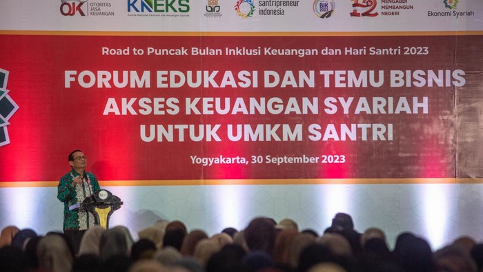 Kepala Eksekutif Pengawas Lembaga Pembiayaan, Perusahaan Modal Ventura, Lembaga Keuangan Mikro dan Lembaga Jasa Keuangan OJK Agusman (tengah) didampingi SPV Micro Banking BSI Joni Haryanto (dua kiri) memberikaan pembiayaan KUR syariah pada acara Forum Edukasi dan Temu Bisnis Akses Keuangan Syariah untuk UMKM Santri di UIN Sunan Kalijaga, Sleman, DI Yogyakarta, Sabtu (30/9/2023). Dalam kegiatan tersebut OJK mendorong peningkatan literasi dan inklusi keuangan syariah untuk meningkatkan kualitas hidup dan kesejahteraan masyarakat melalui peranan santri. ANTARA FOTO/Hendra Nurdiyansyah/rwa.