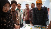Kepala Eksekutif Pengawas Lembaga Pembiayaan, Perusahaan Modal Ventura, Lembaga Keuangan Mikro dan Lembaga Jasa Keuangan OJK Agusman (tiga kiri) didampingi Wakil Ketua Cluster Pendanaan Syariah AFPI Chairul Aslam (tengah) dan Kepala OJK DIY Parjiman (dua kanan) saat meninjau gerai acara Forum Edukasi dan Temu Bisnis Akses Keuangan Syariah untuk UMKM Santri di UIN Sunan Kalijaga, Sleman, DI Yogyakarta, Sabtu (30/9/2023). 