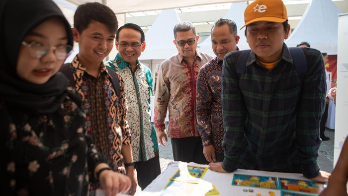 OJK dorong peningkatan literasi dan inklusi keuangan syariah Kepala Eksekutif Pengawas Lembaga Pembiayaan, Perusahaan Modal Ventura, Lembaga Keuangan Mikro dan Lembaga Jasa Keuangan OJK Agusman (tengah) didampingi SPV Micro Banking BSI Joni Haryanto (dua kiri) memberikaan pembiayaan KUR syariah pada acara Forum Edukasi dan Temu Bisnis Akses Keuangan Syariah untuk UMKM Santri di UIN Sunan Kalijaga, Sleman, DI Yogyakarta, Sabtu (30/9/2023). Dalam kegiatan tersebut OJK mendorong peningkatan literasi dan inklusi keuangan syariah untuk meningkatkan kualitas hidup dan kesejahteraan masyarakat melalui peranan santri. ANTARA FOTO/Hendra Nurdiyansyah/rwa.