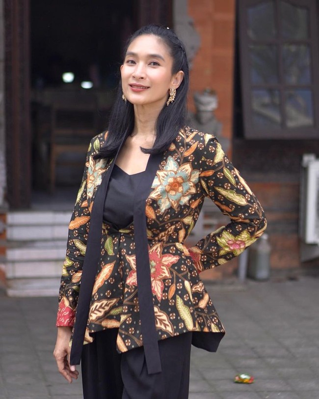 Penampilan artis lain yang gaya berbatiknya dapat jadi inspirasi ke kantor adalah Happy Salma. Wanita yang juga suka memakai wastra itu menggunakan Batik sebagai blazer untuk tampilan elegan. Foto: Instagram