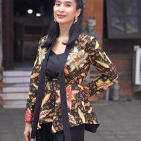 Penampilan artis lain yang gaya berbatiknya dapat jadi inspirasi ke kantor adalah Happy Salma. Wanita yang juga suka memakai wastra itu menggunakan Batik sebagai blazer untuk tampilan elegan. Foto: Instagram