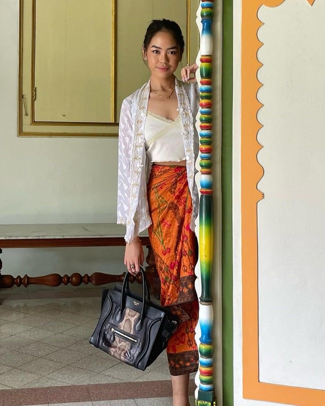 Bicara mengenai Batik dan tampilan tradisional tampaknya tidak lengkap tanpa menyebut Rania Yamin. Instagram Rania menyimpan banyak inspirasi gaya berkain. Salah satunya yang jadi ciri khasnya adalah menggabungkan brallete dengan kebaya dan kain Batik. Foto: Instagram