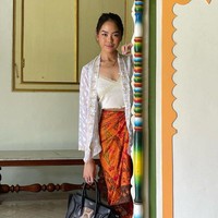 Bicara mengenai Batik dan tampilan tradisional tampaknya tidak lengkap tanpa menyebut Rania Yamin. Instagram Rania menyimpan banyak inspirasi gaya berkain. Salah satunya yang jadi ciri khasnya adalah menggabungkan brallete dengan kebaya dan kain Batik. Foto: Instagram