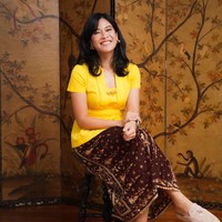 Gaya Batik Dian Sastrowardoyo ini juga bisa ditiru. Ia memilih atasan yang terang untuk dipadukan dengan Batik dengan warna senada. Foto: Instagram