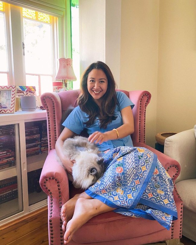 Di Hari Batik, kamu bisa memilih kebaya simple sebagai pasangan memakai kain. Kamu dapat menggunakan yang warnanya serasi seperti penampilan Sherina ini. Tampilan berikut cocok digunakan ke kantor. Foto: Instagram