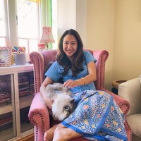 Di Hari Batik, kamu bisa memilih kebaya simple sebagai pasangan memakai kain. Kamu dapat menggunakan yang warnanya serasi seperti penampilan Sherina ini. Tampilan berikut cocok digunakan ke kantor. Foto: Instagram