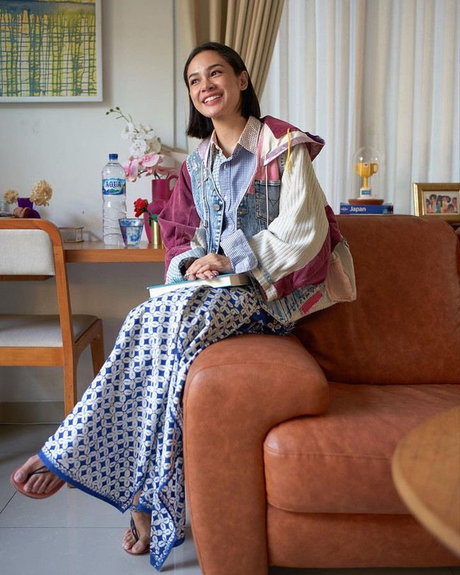 Andien Aisyah kerap mengenakan kain batik sebagai bawahan busana. Dalam gayanya kali ini, penyanyi tersebu tak ragu memadukan Batik kawung dengan atasan yang kasual dan kekinian. Foto: Instagram