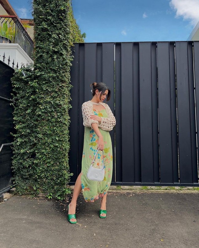 Batik tidak hanya bisa dibuat sebagai rok tapi juga celana seperti gaya Raisa berikut. Ia pun memadukannya dengan outer jaring-jaring dan high heels berwarna senada. Foto: Instagram