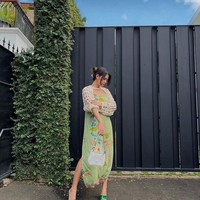 Batik tidak hanya bisa dibuat sebagai rok tapi juga celana seperti gaya Raisa berikut. Ia pun memadukannya dengan outer jaring-jaring dan high heels berwarna senada. Foto: Instagram