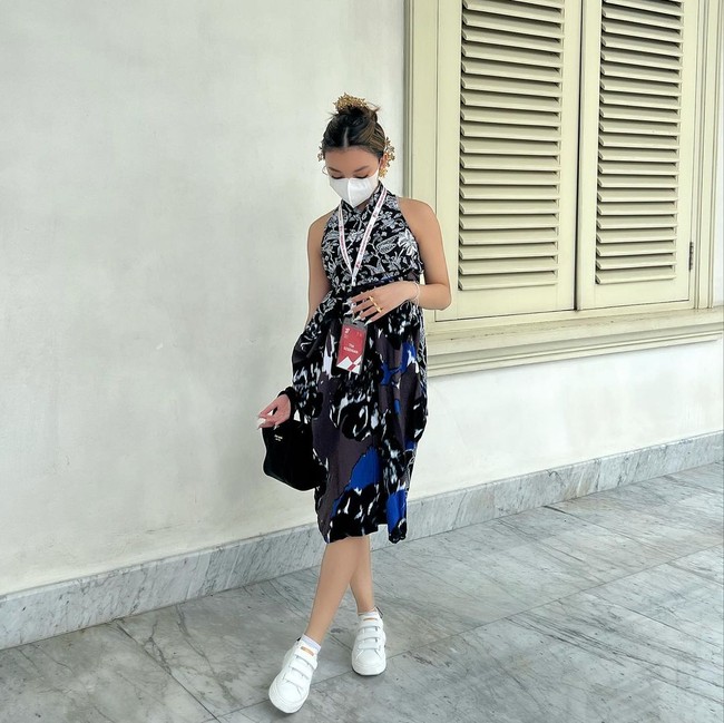 Gaya Batik lain yang juga bernuansa muda bisa ditiru dari penampilan Naura Ayu. Dalam postingan berikut, ia memilih busana halter bermotif Batik. Foto: Instagram