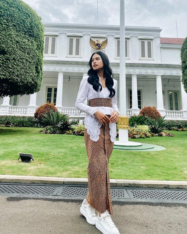 Maudy Ayunda adalah salah satu artis yang cukup sering tampil mengenakan Batik. Kali ini, ia memilih menggunakan kain tradisional tersebut sebagai bawahan dan obi pada kebaya. Penampilan semakin cantik ketika dipadukan dengan sneakers berwarna serupa. Foto: Instagram