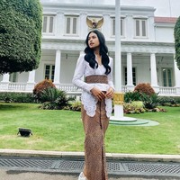 Maudy Ayunda adalah salah satu artis yang cukup sering tampil mengenakan Batik. Kali ini, ia memilih menggunakan kain tradisional tersebut sebagai bawahan dan obi pada kebaya. Penampilan semakin cantik ketika dipadukan dengan sneakers berwarna serupa. Foto: Instagram