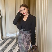 Gaya lain yang dapat jadi ide OOTD Batik adalah penampilan Prilly Latuconsina. Ia memadukan blazer berpotongan crop dengan kain Batik sebagai bawahan. Foto: Instagram