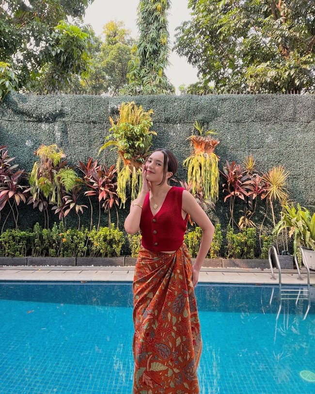 Gaya Batik Dian Sastrowardoyo ini juga bisa ditiru. Ia memilih atasan yang terang untuk dipadukan dengan Batik dengan warna senada. Foto: Instagram