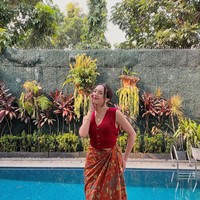 Gaya Batik Dian Sastrowardoyo ini juga bisa ditiru. Ia memilih atasan yang terang untuk dipadukan dengan Batik dengan warna senada. Foto: Instagram