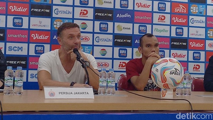 Pelatih Persija Jakarta Thomas Doll dan pemainnya Riko Simanjuntak saat konferensi pers usai laga melawan Persis Solo di Stadion Manahan, Sabtu (30/9/2023).