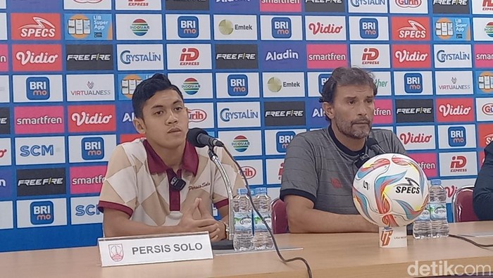 Pelatih Persis Leonardo Medina dan penyerang Persis Althaf Indie Alrizky, saat konferensi pers usai laga melawan Persija di Stadion Manahan, Solo, Sabtu (30/9/2023).