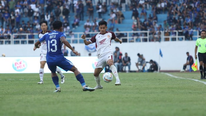 Pemain PSM Makassar Dzaky Asraf berebut bola dengan pemain PSIS Semarang dalam laga Liga 1 2023/2024.