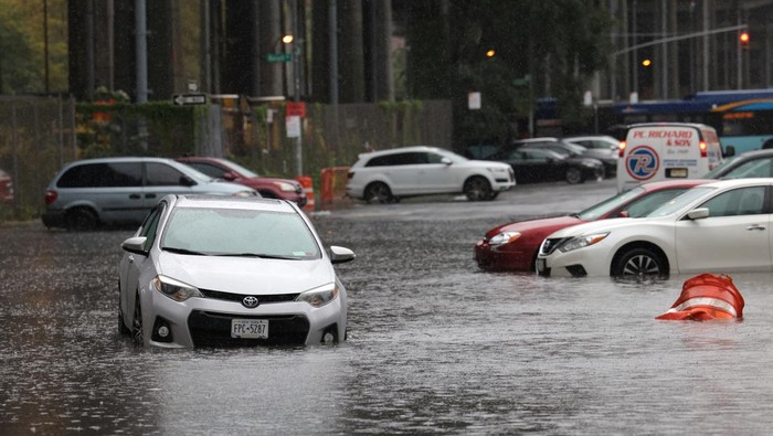 Cars are submerged in a flooded street after heavy rains as the remnants of Tropical Storm Ophelia bring flooding across the mid-Atlantic and Northeast, in New York City, U.S., September 29, 2023.  REUTERS/Andrew Kelly