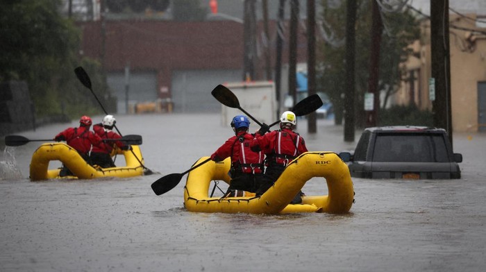 An abandoned vehicle sits in floodwaters during a heavy rain storm in the New York City suburb of Mamaroneck in Westchester County, New York, U.S., September 29, 2023. REUTERS/Mike Segar