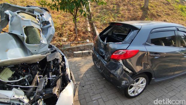 Penampakan kendaraan yang terlibat kecelakaan beruntun di Tol Semarang Km 422+500 Sabtu (30/9/2023)