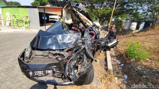 Penampakan kendaraan yang terlibat kecelakaan beruntun di Tol Semarang Km 422+500 Sabtu (30/9/2023)